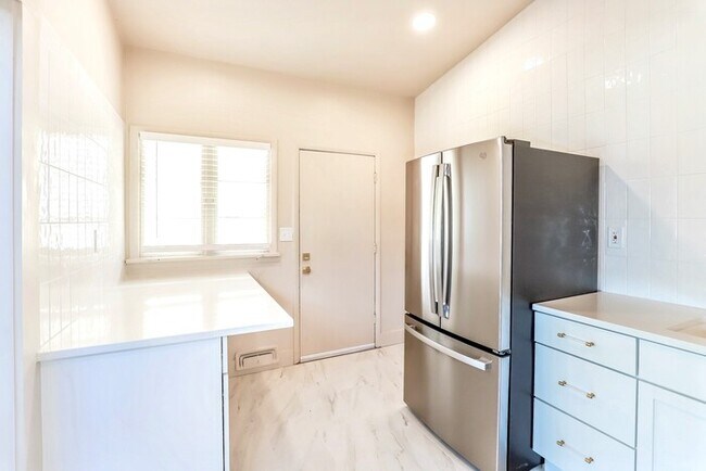 Building Photo - 2608 W Paseo Blvd