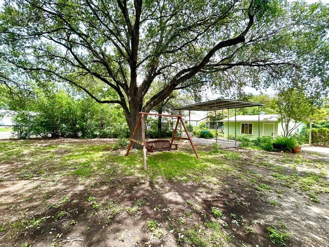 Building Photo - *MOVE IN SPECIAL* Stylishly Renovated Home with Fenced Backyard & Two Living Areas!