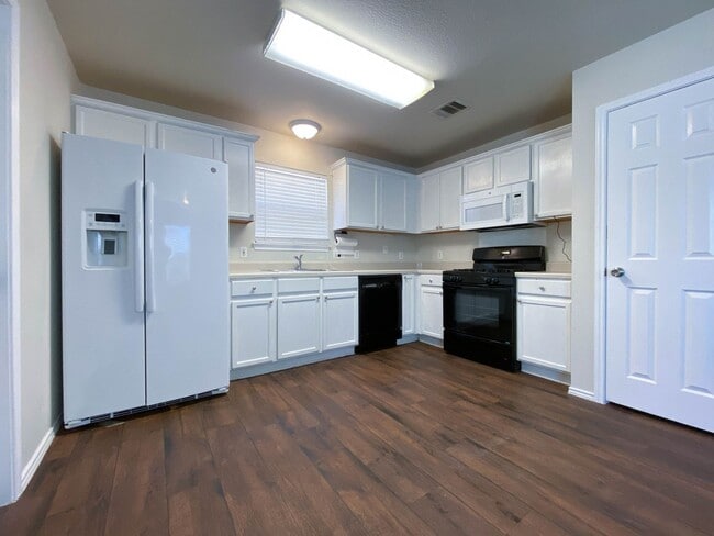 Building Photo - Spacious 4/BR 2.5/BA Two-Story Home with F...