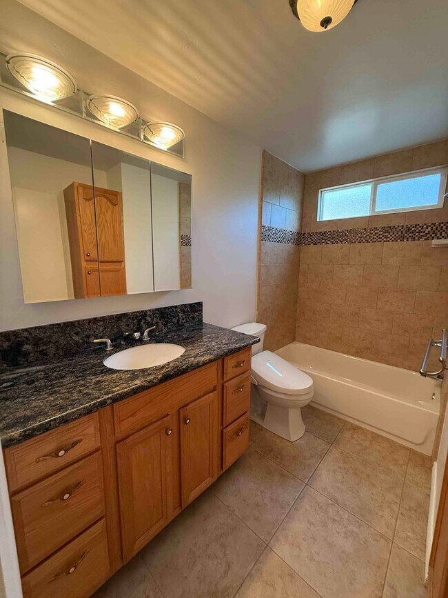 Building Photo - Great 3 Bedroom Walking Distance to American River