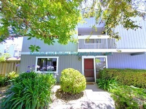 Building Photo - Spacious 3 bed/2.5 bath End Unit Townhome ...