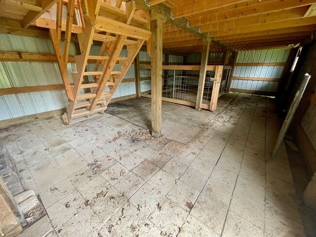 Building Photo - Unique 4 Bedroom Home on Dead-End Road w/ ...