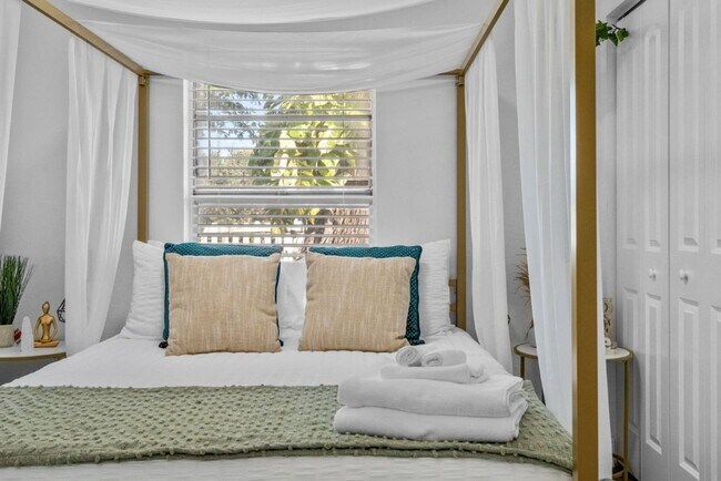 Building Photo - Modern 4BR South Tampa Home | Yard | Near the Bay