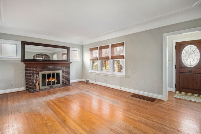 Building Photo - 5 Wenonah Dr