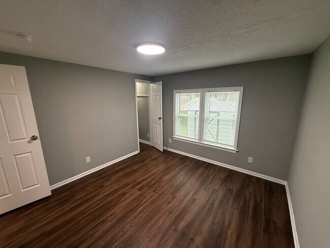 Building Photo - **Renovated**2 bed 2 bath home