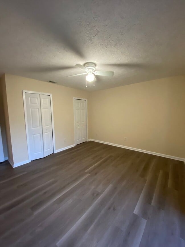 Building Photo - 2 Bdr/2bath townhome, great location!