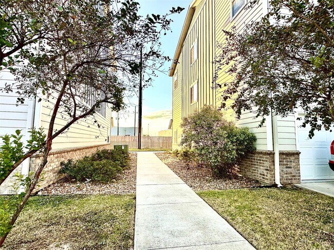 Building Photo - 21155 Gosling Rd