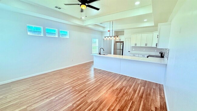 Building Photo - 7014-5914 02