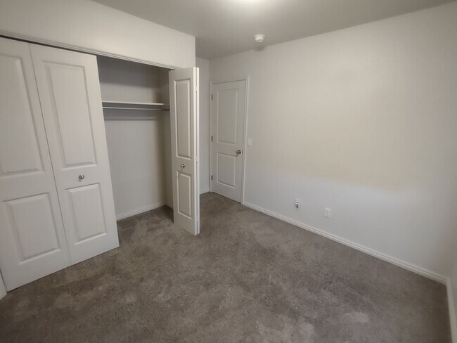 Building Photo - Fox Cove Unit