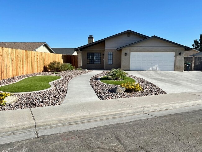 Building Photo - AVAILABLE NOW!!