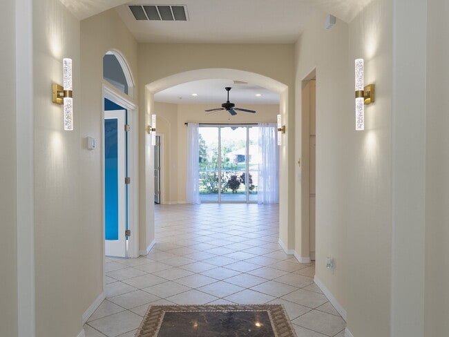 Building Photo - "Spacious 3-Bedroom Oasis with 2 Baths and 2,287 Sq Ft in Bradenton!"