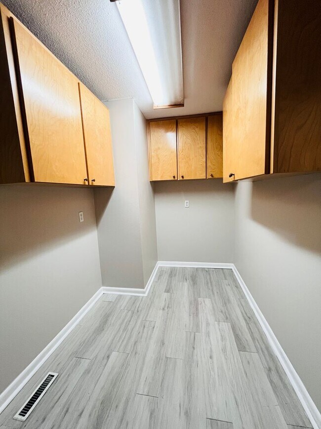 Building Photo - 3 Bed/2 Bath with one car garage home located in Jake Gaither Neighborhood!