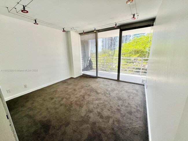 Building Photo - 2025 Brickell Ave