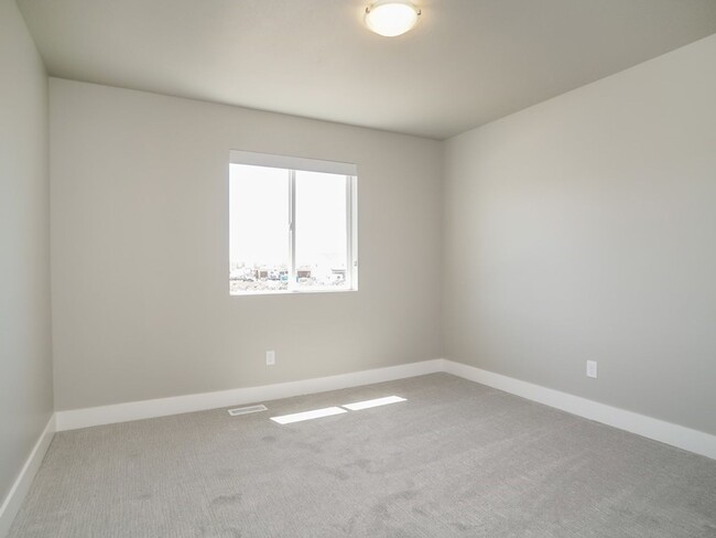 Building Photo - Beautiful 3 Bed 2.5 Bath Townhome in West ...