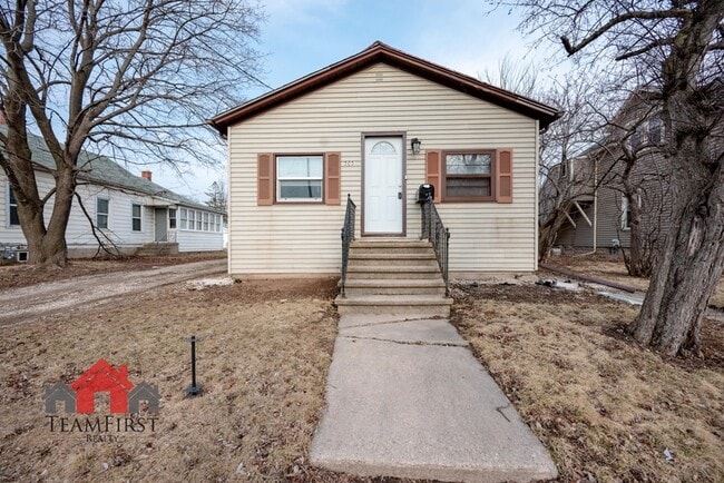 Primary Photo - 505 Racine St