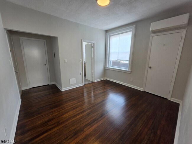 Building Photo - 613 Bloomfield Ave