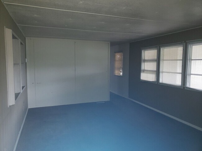 Building Photo - 2 Bedroom Mobile Home