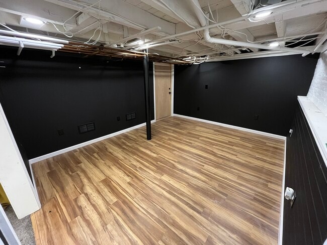 Building Photo - 237 E Walnut St