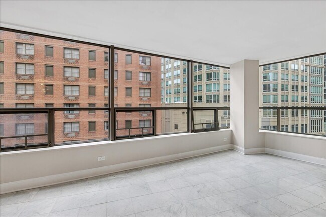 Building Photo - 110 E Delaware Pl