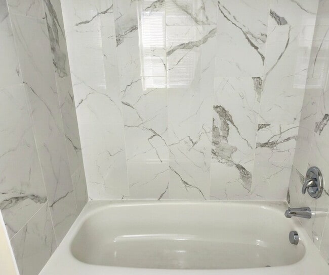 Building Photo - Charming Fair Woods Townhome Awaits