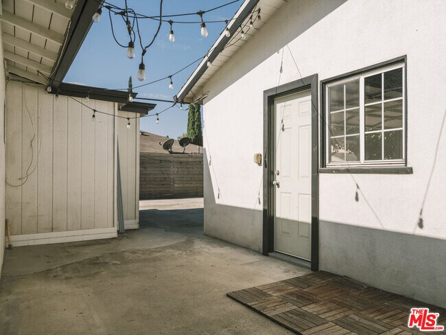 Building Photo - 917 N Ave 51