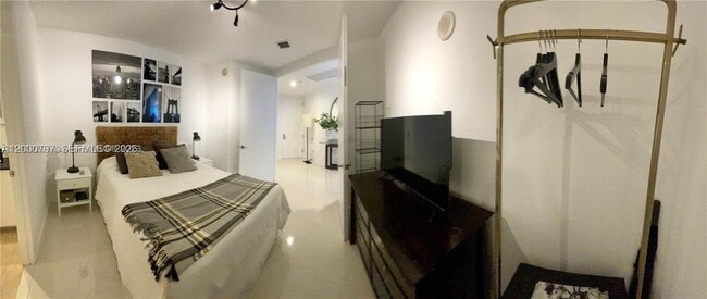 Building Photo - 15811 Collins Ave