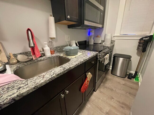 Building Photo - 63 Burbank St