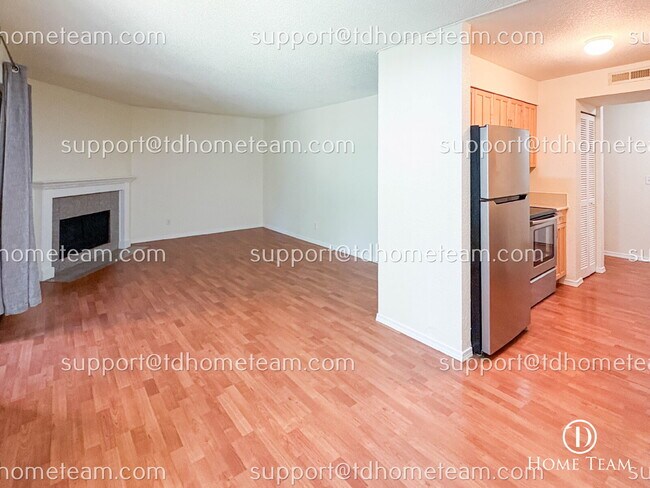 Building Photo - "Charming 2-Bed Condo in Bellevue with 923 Sq Ft of Comfort!"