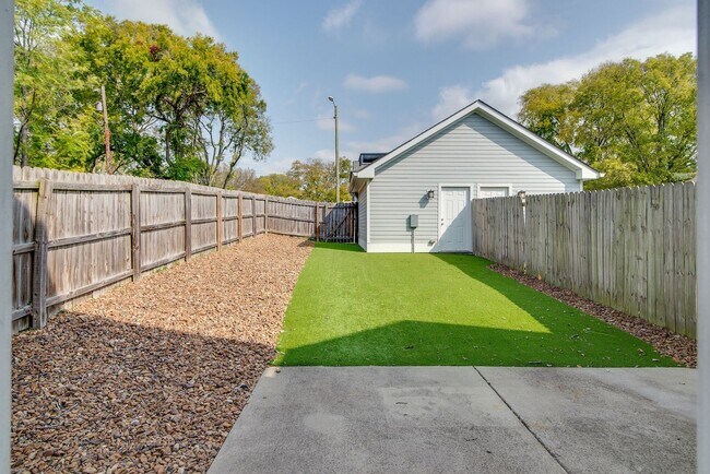 Building Photo - 3 bed 2.5 bath in Germantown, 1 Car Garage, Fenced Yard