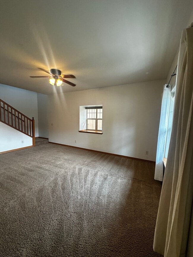 Building Photo - Beautiful 4 bedroom Home located in Centra...