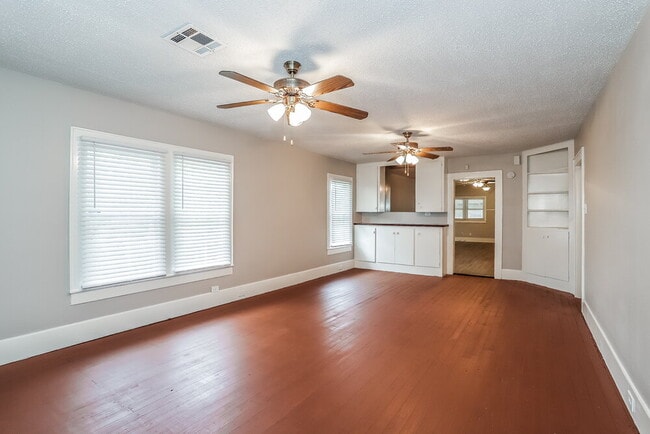 Building Photo - 522 12th Ave N