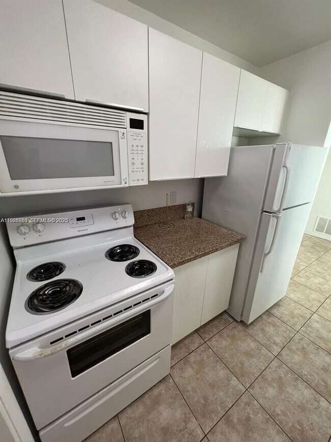 Building Photo - 105 NE 12th Ave