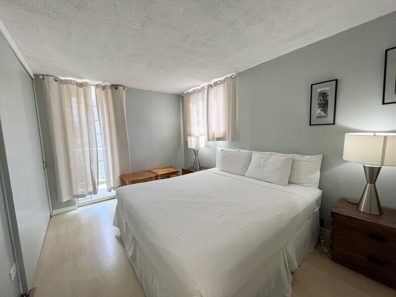 Building Photo - 2452 Tusitala St