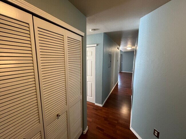 Building Photo - 3040 Mandalay Grv