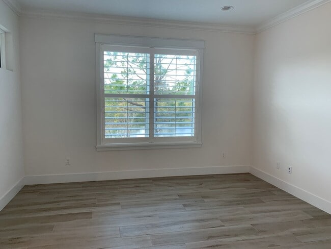 Building Photo - End Unit 3 bedroom Townhome
