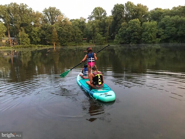 Building Photo - 9420 Lakeside Dr