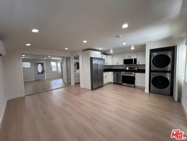 Building Photo - 946 S Lucerne Blvd