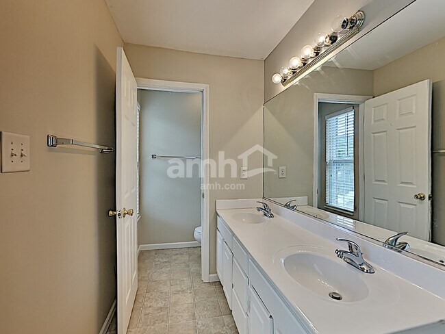 Building Photo - 4301 Aylesbury Dr