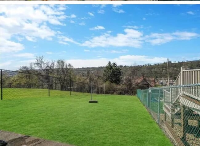 Building Photo - 308 W 6th Ave