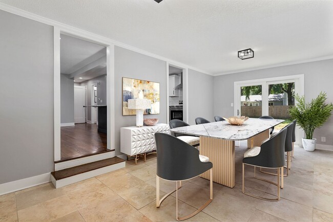 Building Photo - Awesome Renovated OP House