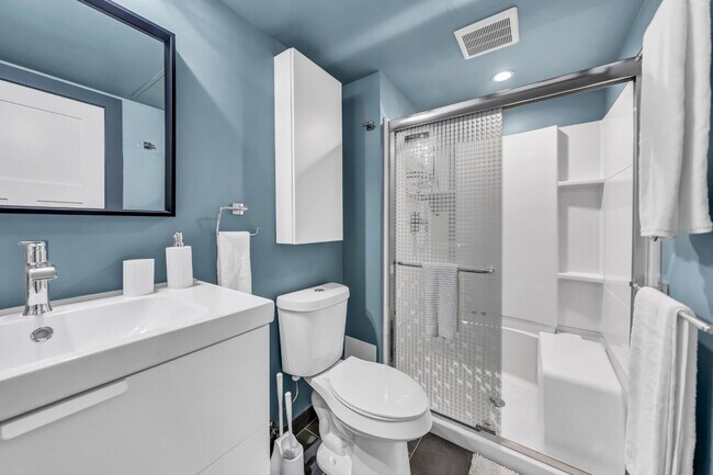 Building Photo - Furnished 2-Bedroom, 2-Bath Apartment near the Medical Campus