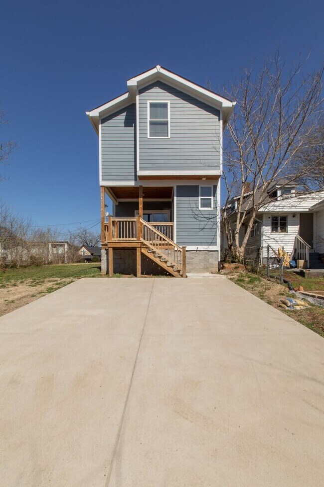 Building Photo - 3 Bed 2.5 Bath Single-Family Urban Home