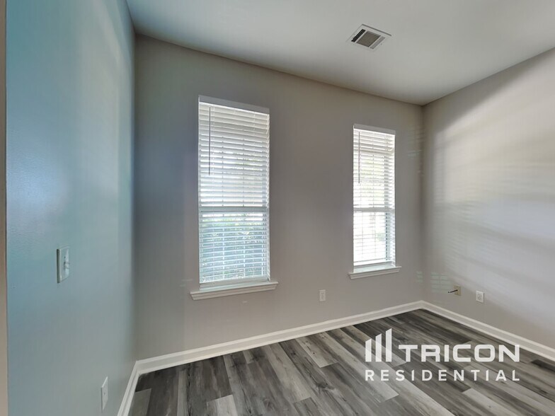 Building Photo - 606 Brookwater Dr