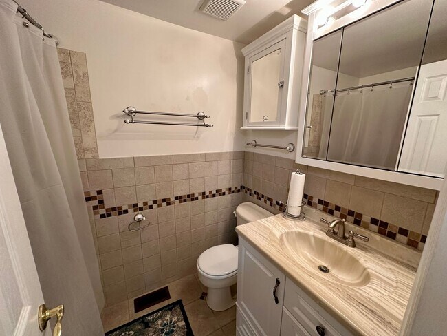 Building Photo - Lovely 3 bedroom/2 bathroom fully furnishe...