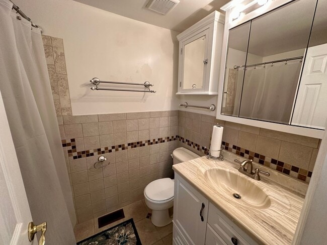 Building Photo - Lovely 3 bedroom/2 bathroom fully furnished home located in Tanglewood Subdivision