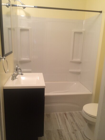 Building Photo - 323 S 46th St