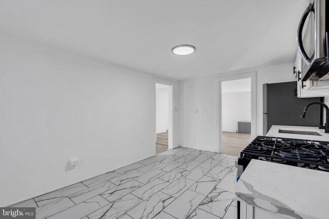 Building Photo - 28 Bond St