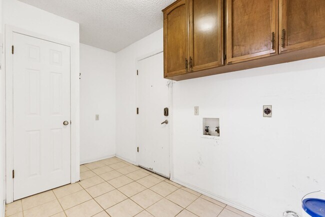 Building Photo - Charming Home Awaits: Spacious & Modern Living in a Prime Location