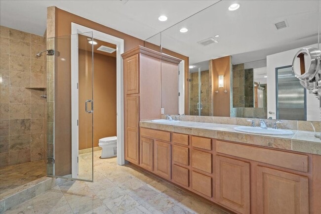 Building Photo - Fabulous Highrise Condo with Stripe Views!