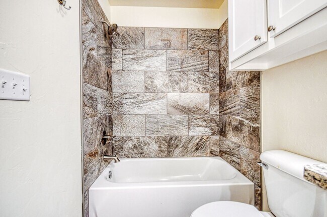 Building Photo - 3100 Pebble Pond Dr